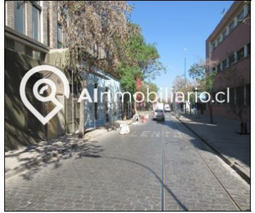 Vista desde la calle de la propiedad en arriendo en la ajetreada área de General Bulnes, Santiago