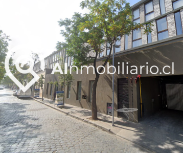 Detalle de la fachada exterior moderna de la propiedad en arriendo en la vibrante zona de General Bulnes, Santiago.