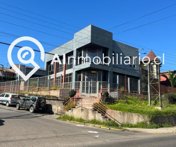 Vista exterior de la propiedad en venta en Av. Chile, Lolleo, San Antonio, destacando su fachada única.