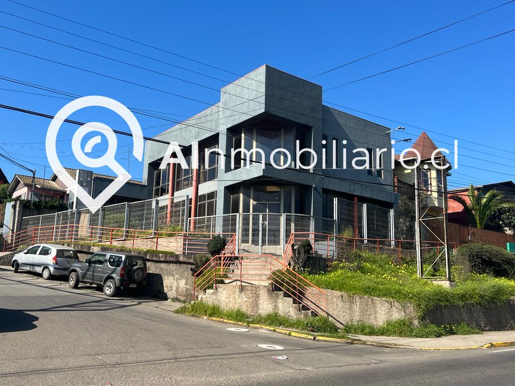 Vista exterior de la propiedad en venta en Av. Chile, Lolleo, San Antonio, destacando su fachada única.