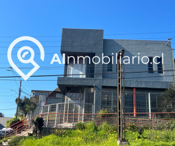 Detalle del diseño exclusivo de la fachada del local en venta en Av. Chile, Lolleo, San Antonio