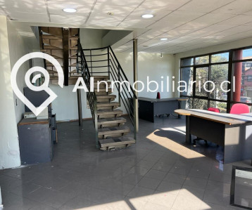 La escalera principal de la propiedad en venta en Av. Chile, Lolleo, San Antonio.