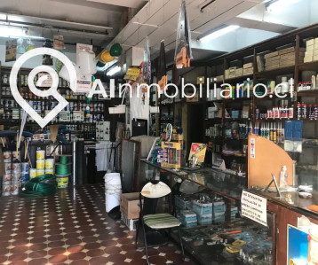 Vista del interior de la ferretería en Francisco Bilbao, con una amplia variedad de productos y suministros para el hogar y la construcción.